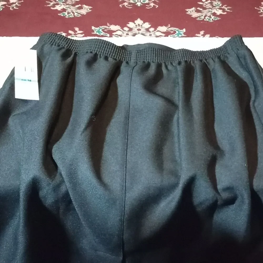 Alfred Dunner 16 stretchy top black skirt new with tags, pockets black